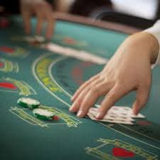 Tampilan reel Fa Cai Shen Deluxe di aplikasi mobile ucok slot dengan simbol-simbol kemakmuran